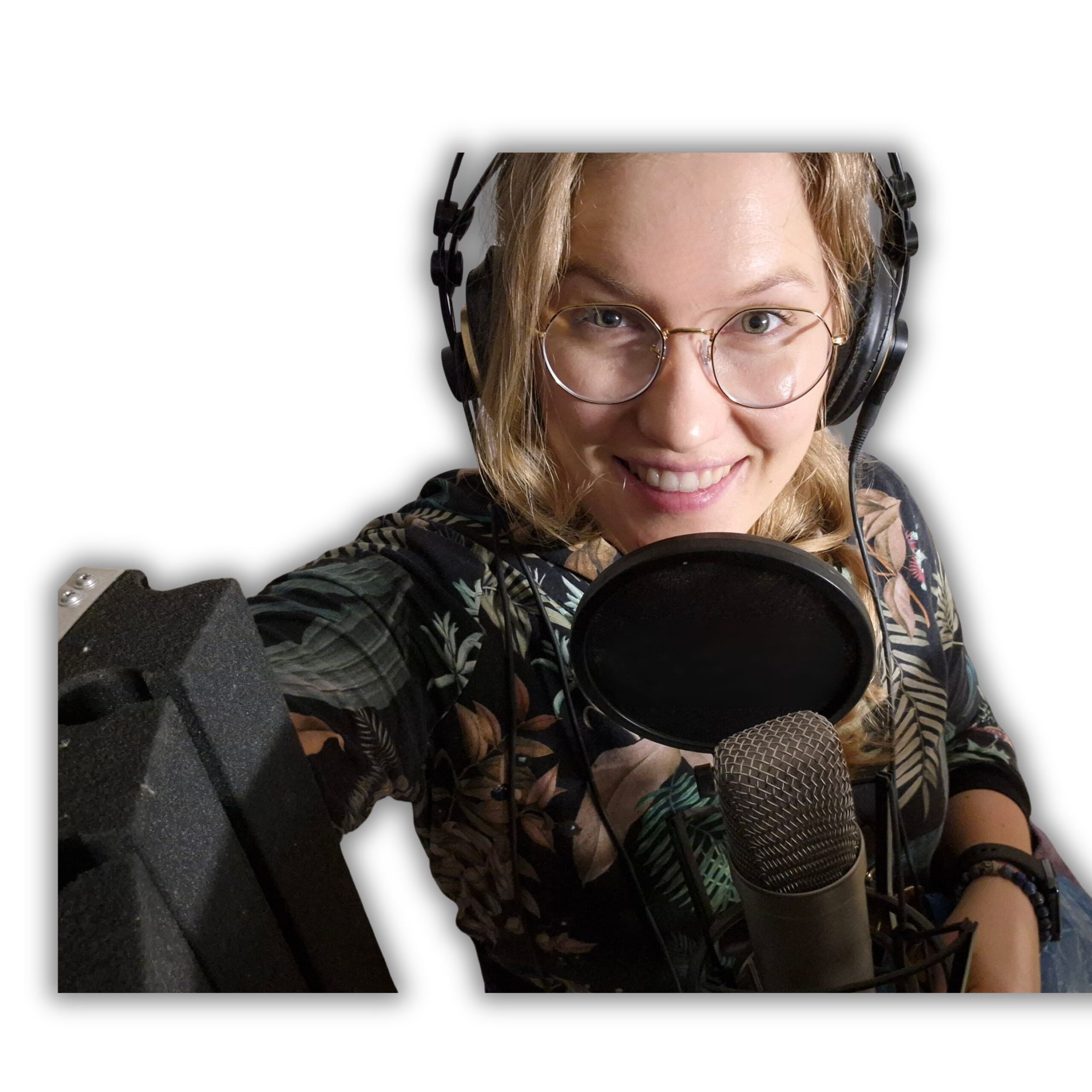 Aktorka dubbingowa przy mikrofonie w studio